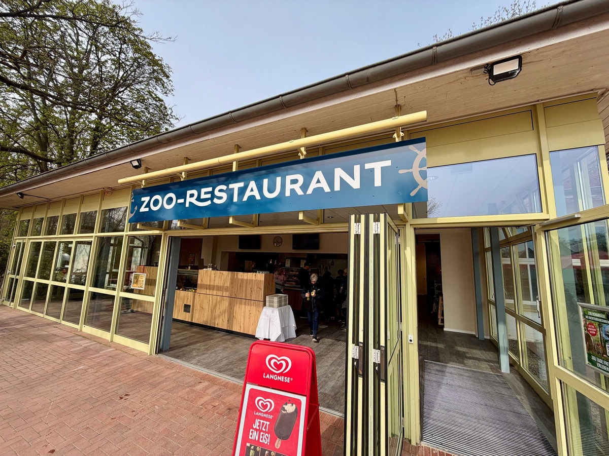 Glasfront des Zoo-Restaurants mit Beschilderung