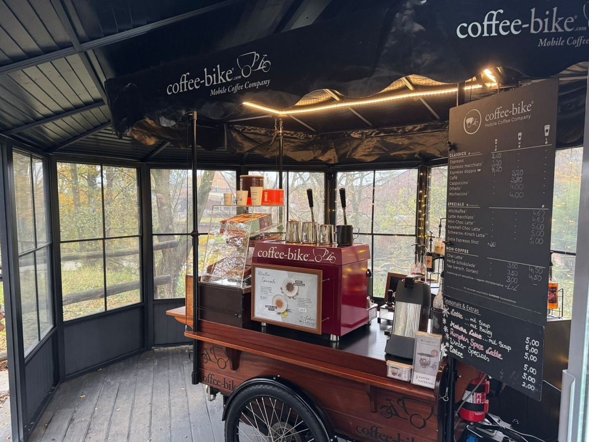 Kaffee Bar auf Fahrradgestell überdacht von einem großen Pavillon